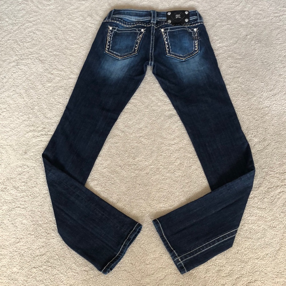 🤶Miss Me jeans Sz 26 straight leg lightly embellished and in perfect condition!
